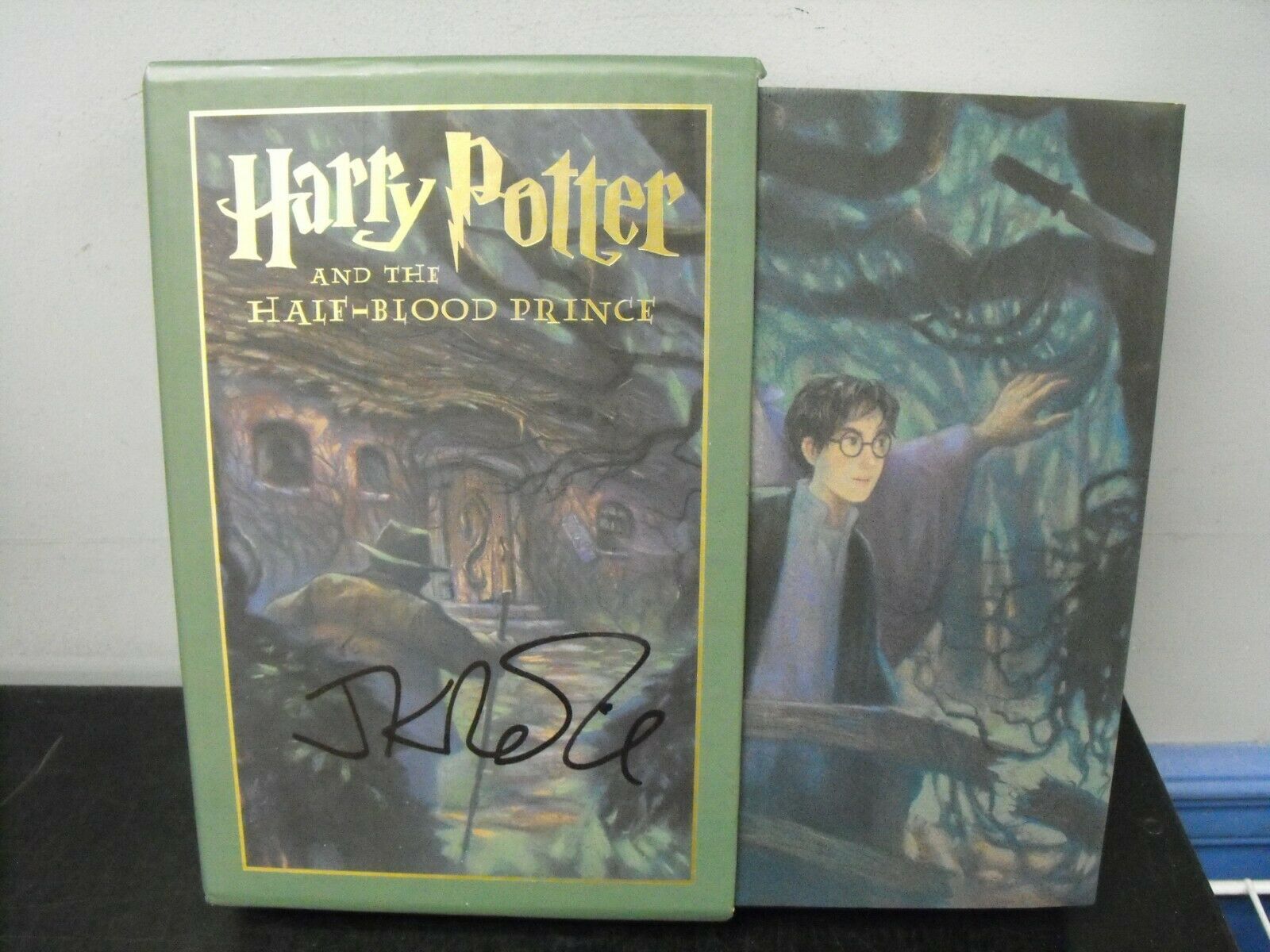 J.K. Rowling signature forgery found on ebay on the cover of the slipcase of the US Deluxe Edition Harry Potter and the Half-Blood Prince. Sold by rmghobbies